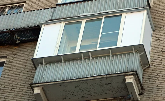 Остекление балкона с выносом в сталинке