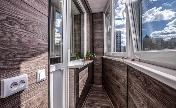 Отделка балкона тёмным ламинатом под ключ