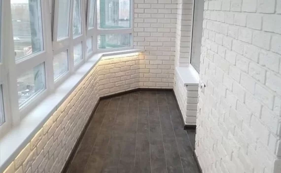 Отделка балкона кварцвинилом