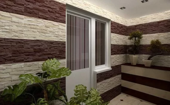 Отделка балкона декоративным камнем двух видов полосами