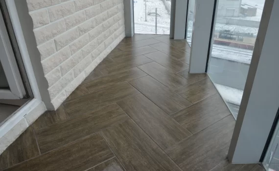 Отделка балкона ламинатом с теплыми полами