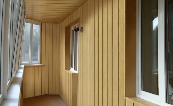  Отделка балкона виниловой вагонкой под ключ