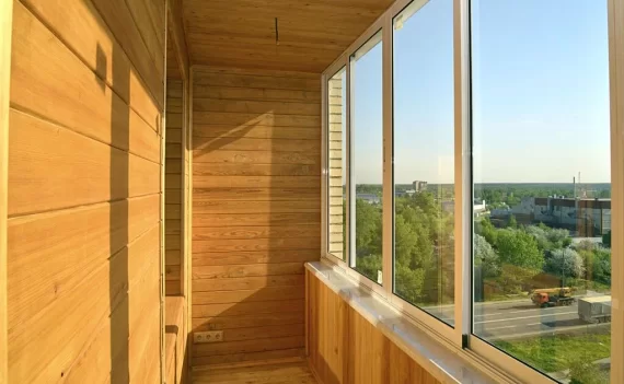 Отделка балкона деревянной вагонкой под ключ